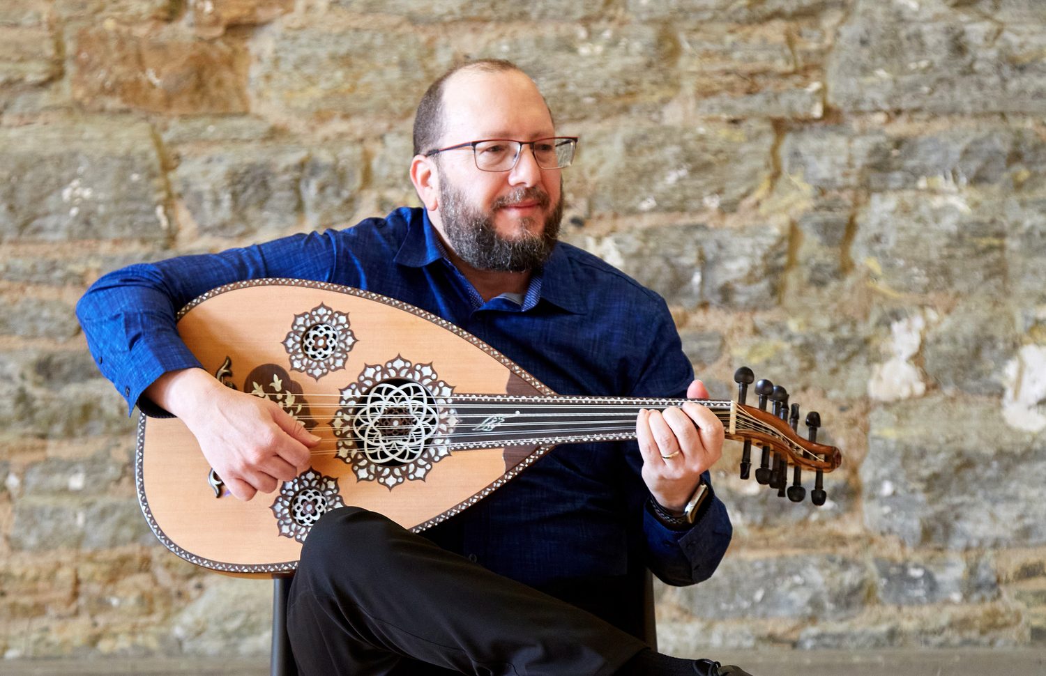 Yaron Klein playing the oud